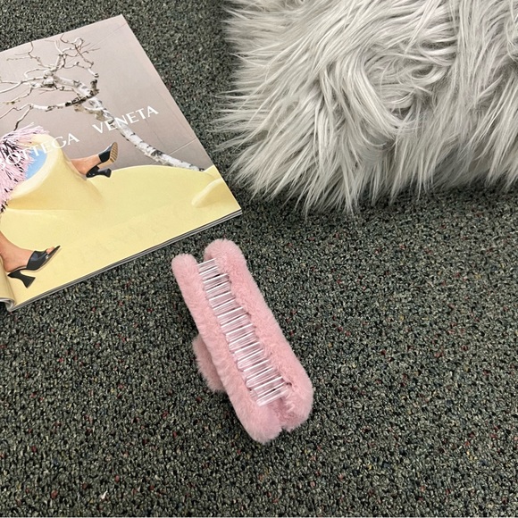 Pastel Baby Pink Fuzzy Claw Clip Cute Hair Accessory Ponytail Headband ONE SIZE - Picture 10 of 16